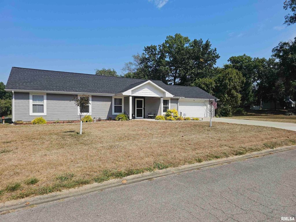 Image 2 of property listing at 6 BROOKHAVEN Drive, Mt Vernon, IL 62864