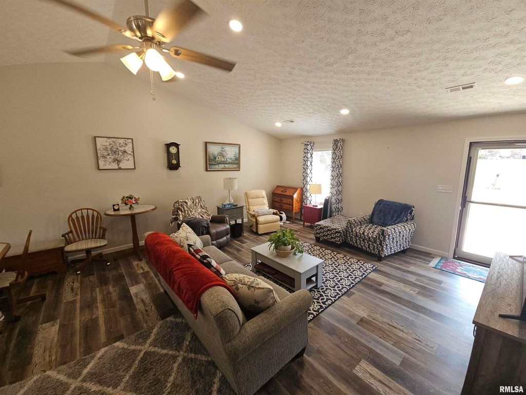 Image 11 of property listing at 6 BROOKHAVEN Drive, Mt Vernon, IL 62864