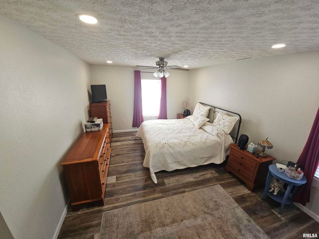 Image 15 of property listing at 6 BROOKHAVEN Drive, Mt Vernon, IL 62864