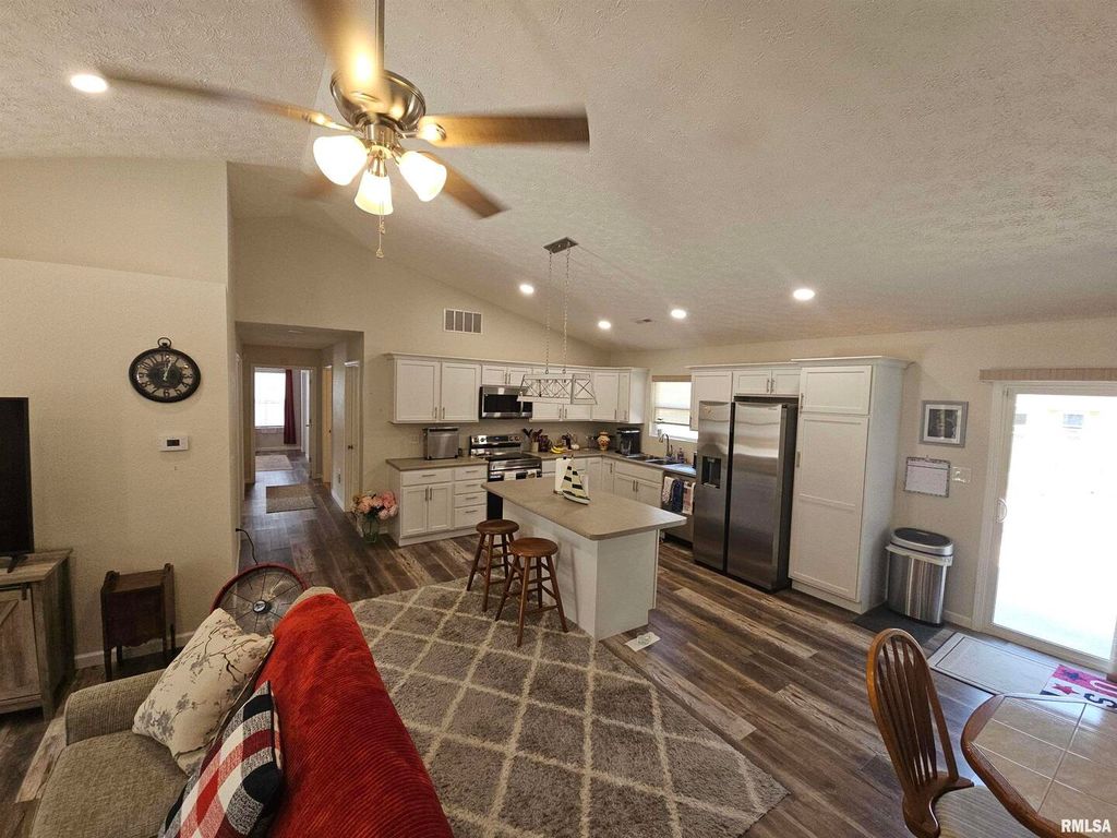 Image 10 of property listing at 6 BROOKHAVEN Drive, Mt Vernon, IL 62864