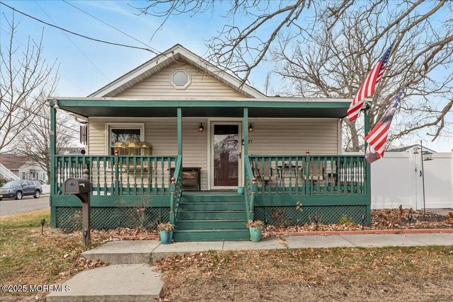 37 Beaconlight Avenue, Keansburg, NJ 07734