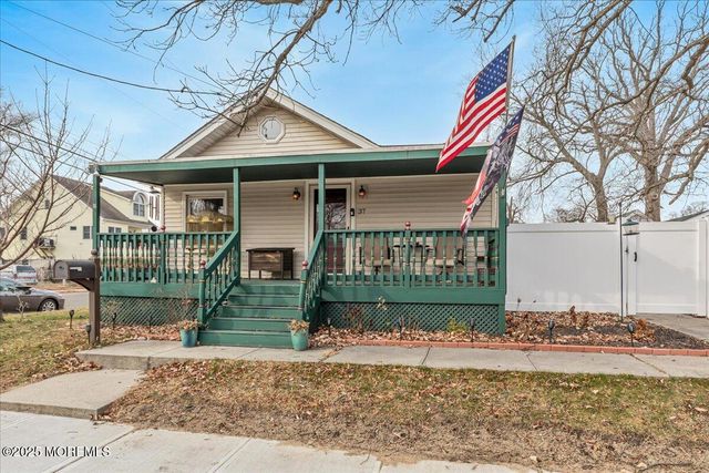 37 Beaconlight Avenue, Keansburg, NJ 07734