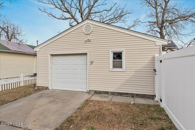37 Beaconlight Avenue, Keansburg, NJ 07734