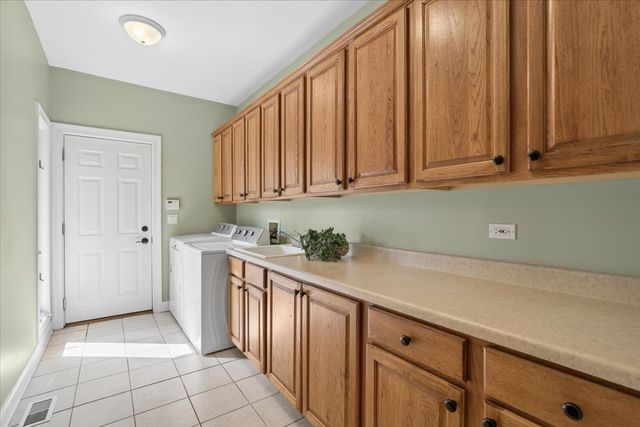 1065 Vineyard Drive, Gurnee, IL 60031