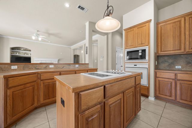 105 Oak Plaza DR, Georgetown, TX 78628