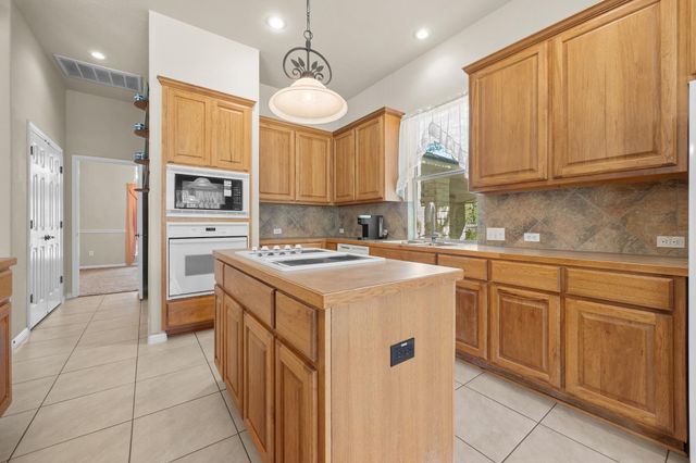 105 Oak Plaza DR, Georgetown, TX 78628