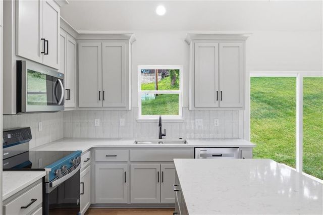 103 S High Street, Sugar Creek, MO 64054