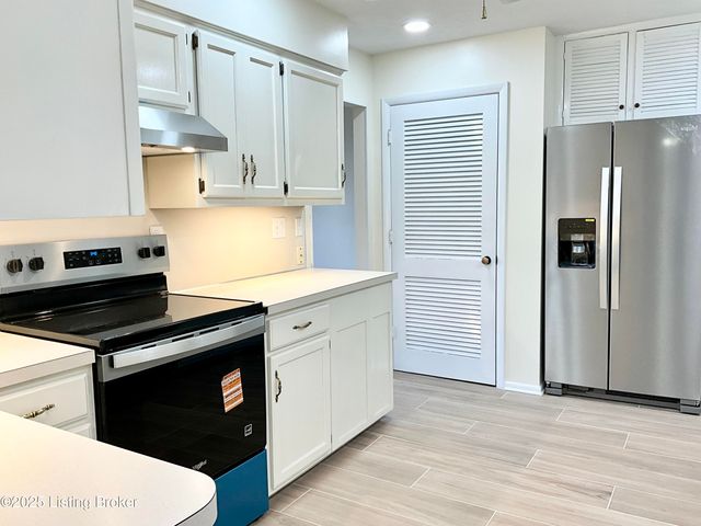 7913 Greenway Dr, Louisville, KY 40222