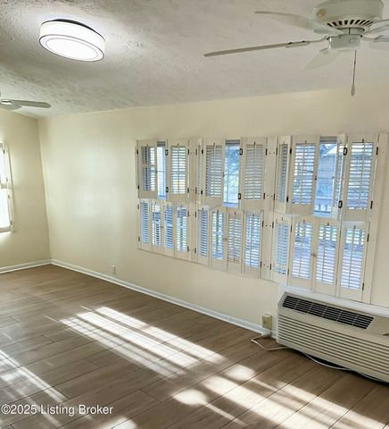 7913 Greenway Dr, Louisville, KY 40222