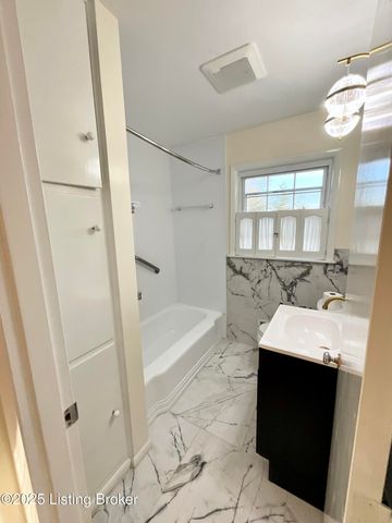 7913 Greenway Dr, Louisville, KY 40222