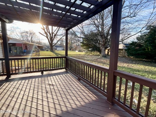 7913 Greenway Dr, Louisville, KY 40222