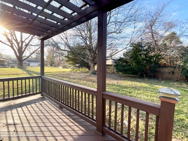 7913 Greenway Dr, Louisville, KY 40222