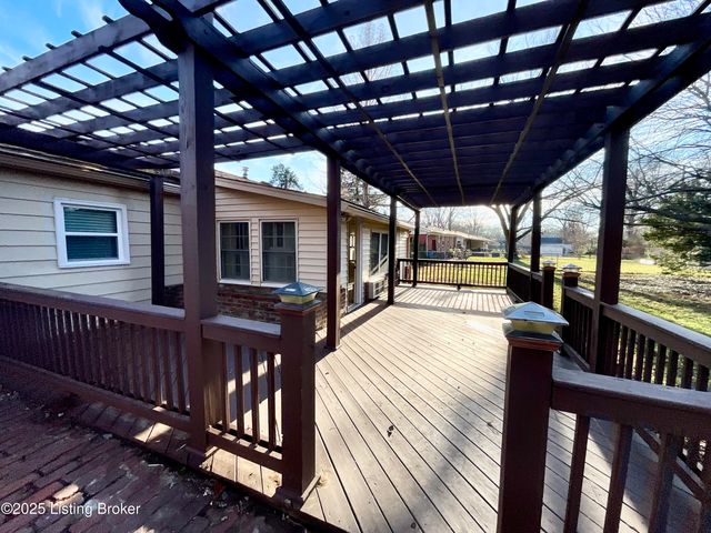 7913 Greenway Dr, Louisville, KY 40222