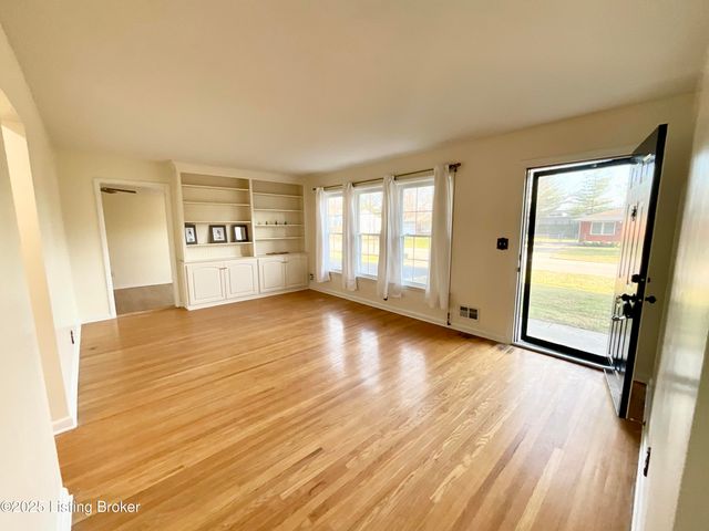 7913 Greenway Dr, Louisville, KY 40222