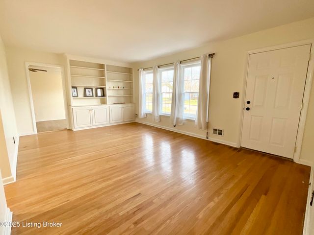 7913 Greenway Dr, Louisville, KY 40222