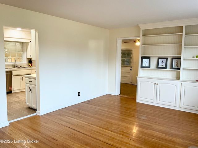 7913 Greenway Dr, Louisville, KY 40222