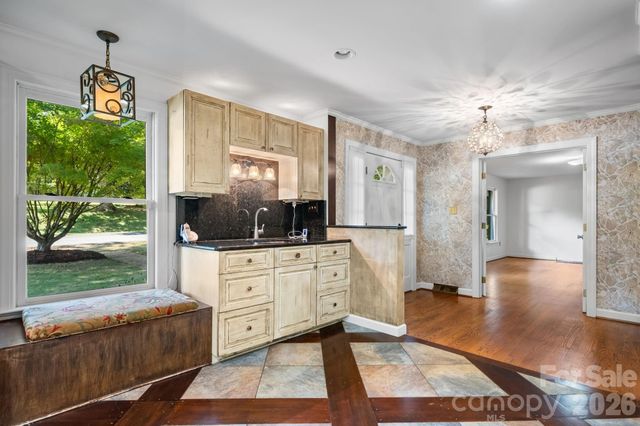 250 36th Avenue NW, Hickory, NC 28601