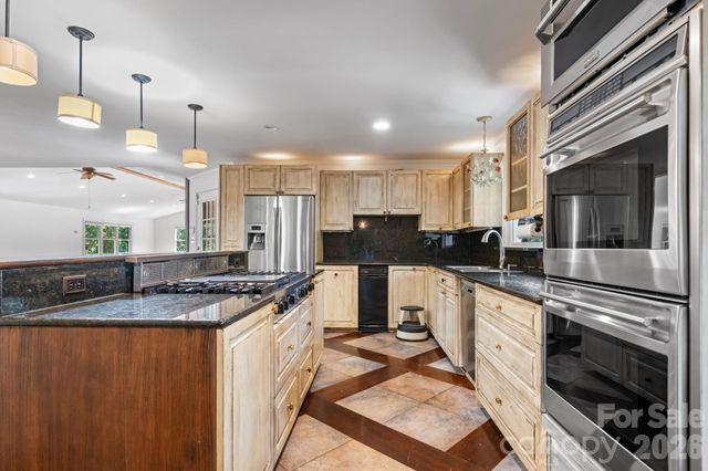 250 36th Avenue NW, Hickory, NC 28601