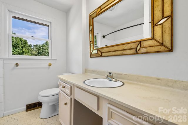 250 36th Avenue NW, Hickory, NC 28601