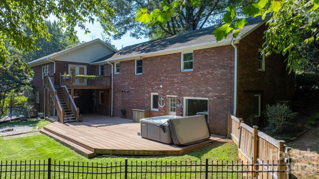 250 36th Avenue NW, Hickory, NC 28601