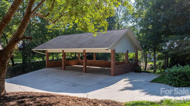250 36th Avenue NW, Hickory, NC 28601