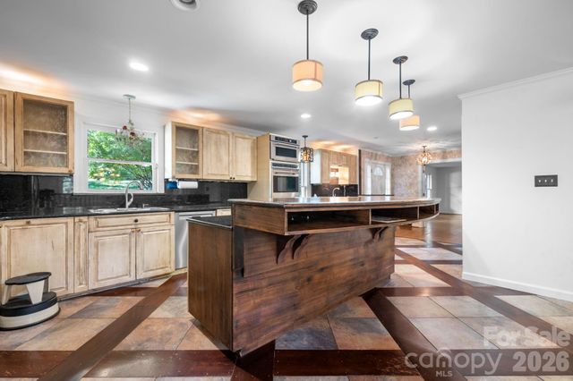250 36th Avenue NW, Hickory, NC 28601