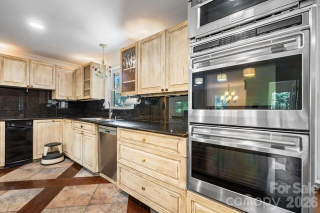 250 36th Avenue NW, Hickory, NC 28601