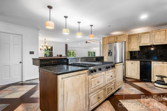 250 36th Avenue NW, Hickory, NC 28601