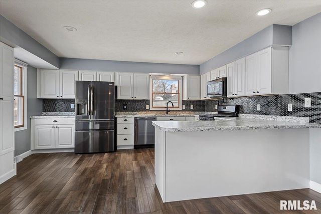 617 E CHESTNUT Street, Chatham, IL 62629