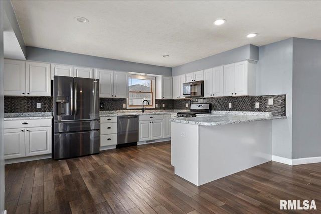 617 E CHESTNUT Street, Chatham, IL 62629