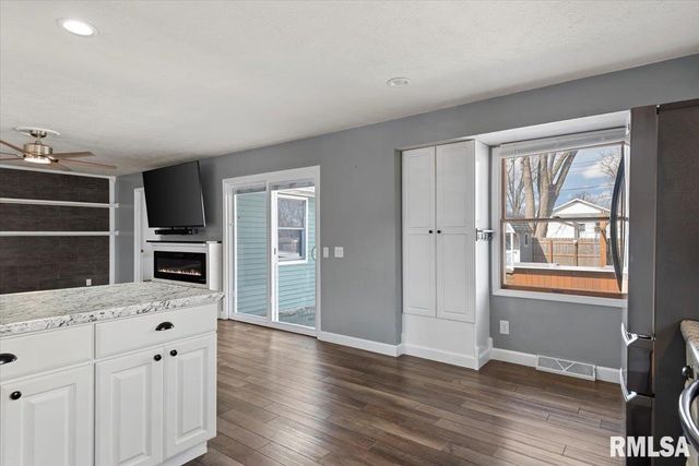 617 E CHESTNUT Street, Chatham, IL 62629