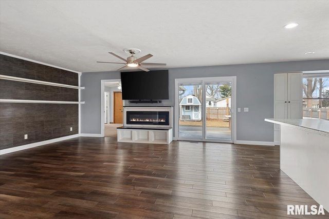 617 E CHESTNUT Street, Chatham, IL 62629