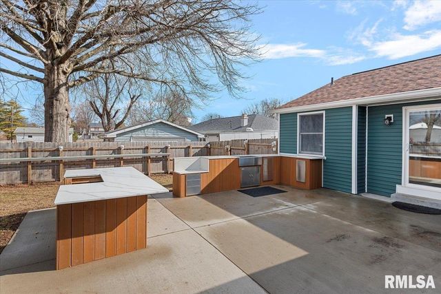 617 E CHESTNUT Street, Chatham, IL 62629