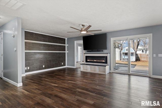 617 E CHESTNUT Street, Chatham, IL 62629