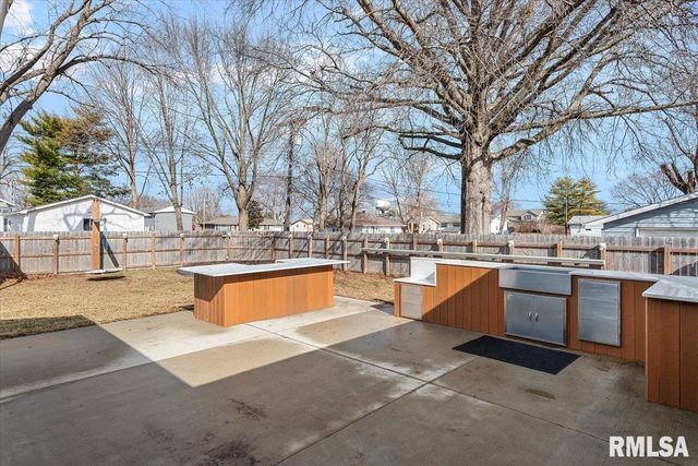 617 E CHESTNUT Street, Chatham, IL 62629