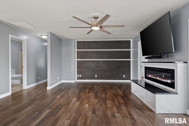 617 E CHESTNUT Street, Chatham, IL 62629