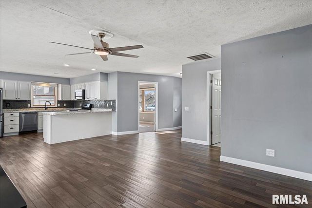 617 E CHESTNUT Street, Chatham, IL 62629