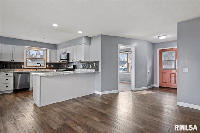 617 E CHESTNUT Street, Chatham, IL 62629