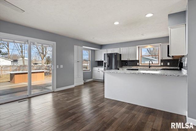 617 E CHESTNUT Street, Chatham, IL 62629