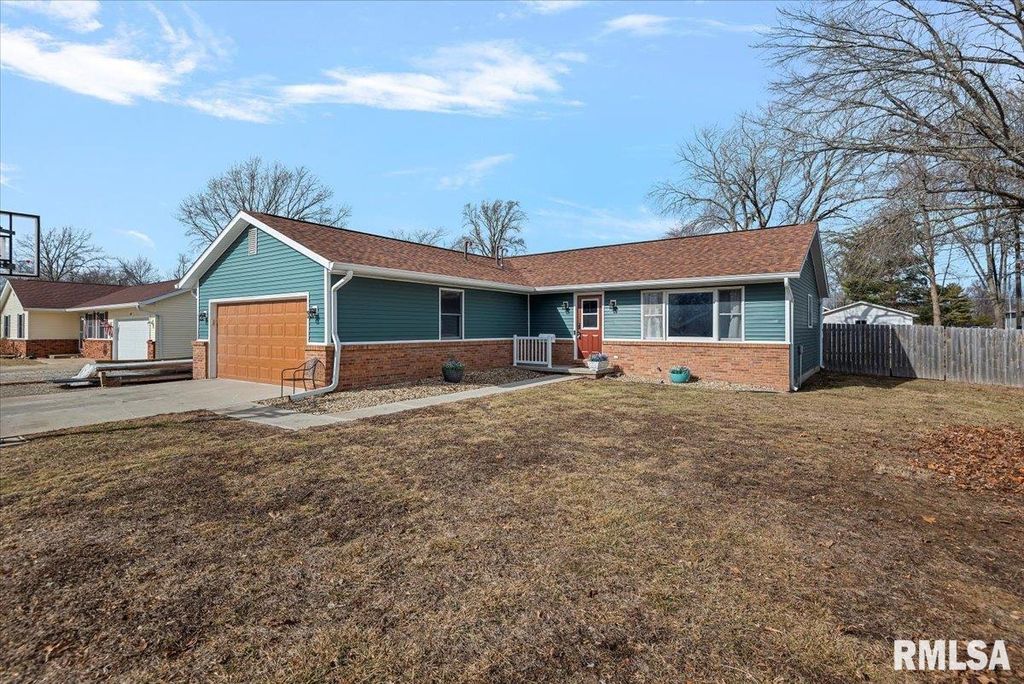 617 E CHESTNUT Street, Chatham, IL 62629