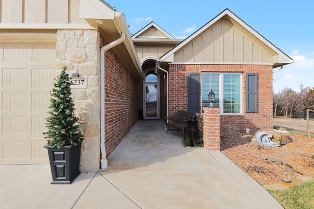 6237 E Central Park Ct, Bel Aire, KS 67220