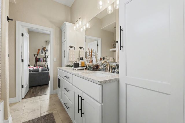 6237 E Central Park Ct, Bel Aire, KS 67220