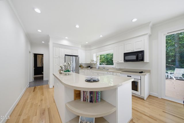 8 Sedgewood Road, Chapel Hill, NC 27514