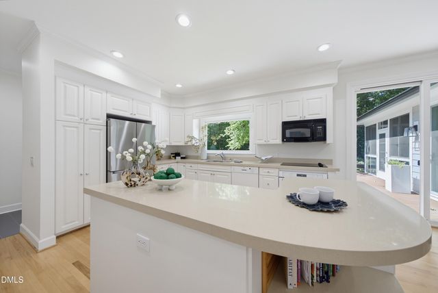 8 Sedgewood Road, Chapel Hill, NC 27514