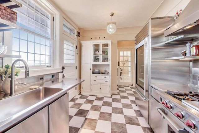 625 W Addison Street 3, Chicago, IL 60613