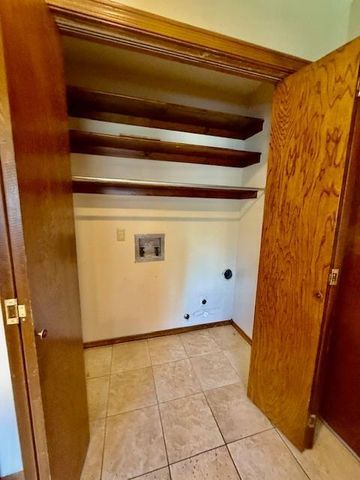 1005 Sherwood Road, Clinton, OK 73601