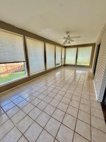 1005 Sherwood Road, Clinton, OK 73601