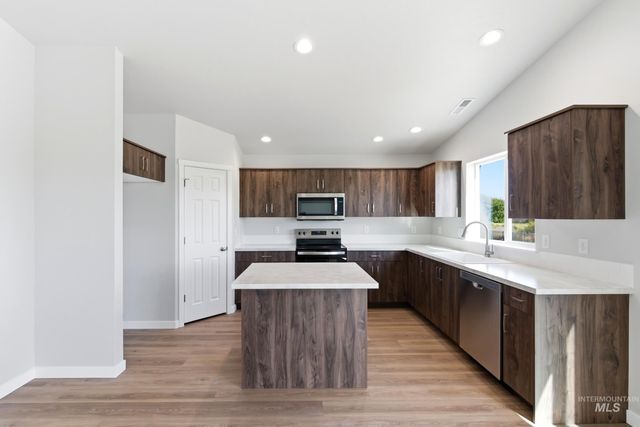 3741 E White Plains St, Nampa, ID 83686