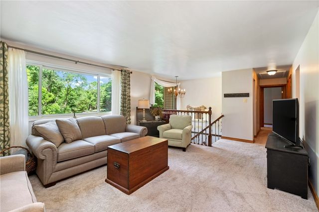 118 Merwood Dr, Ross Twp, PA 15214