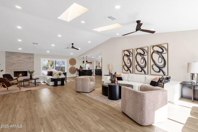 2276 E MERCER Lane, Phoenix, AZ 85028